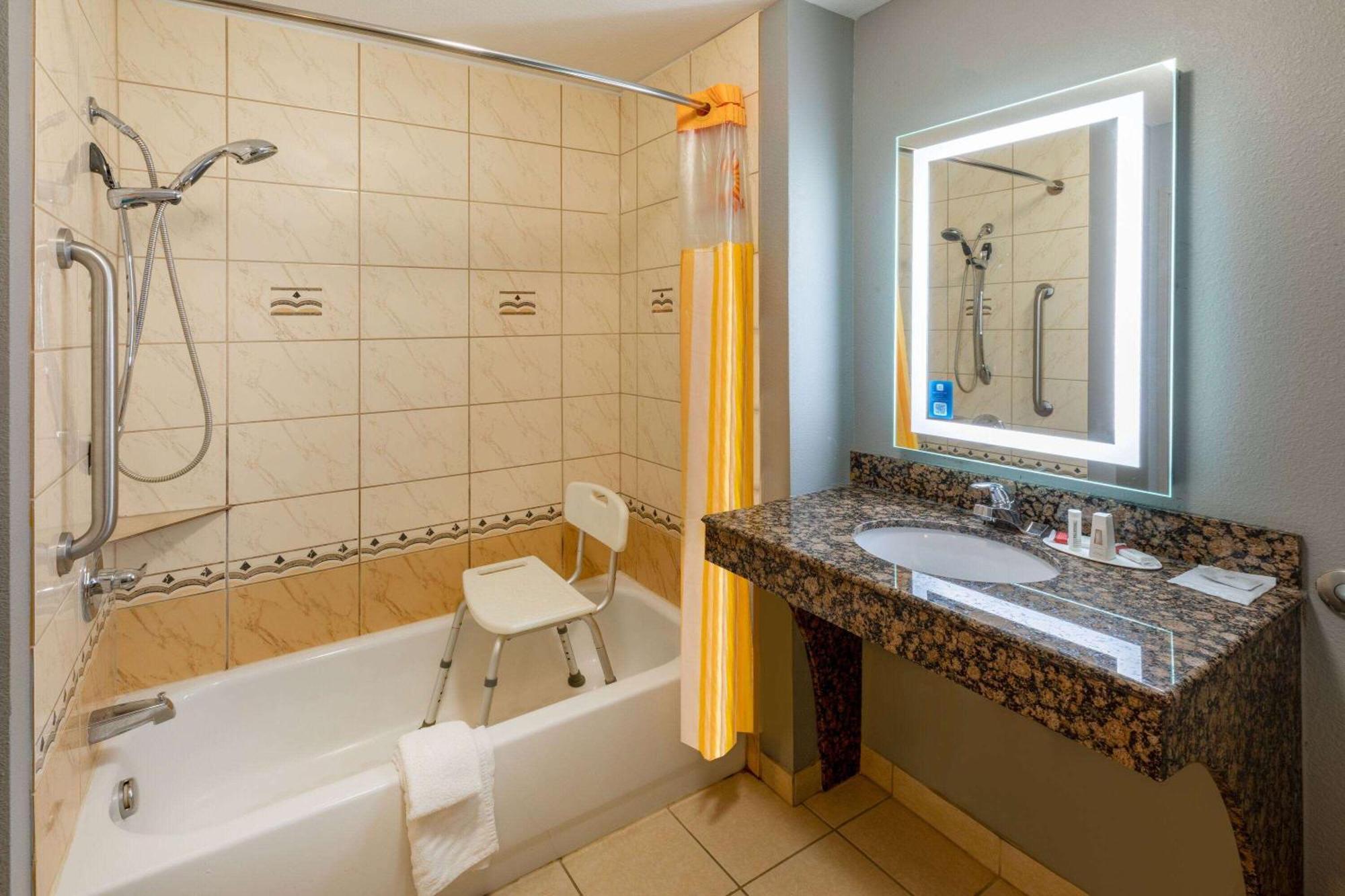 La Quinta By Wyndham Bridgeport Hotell Eksteriør bilde