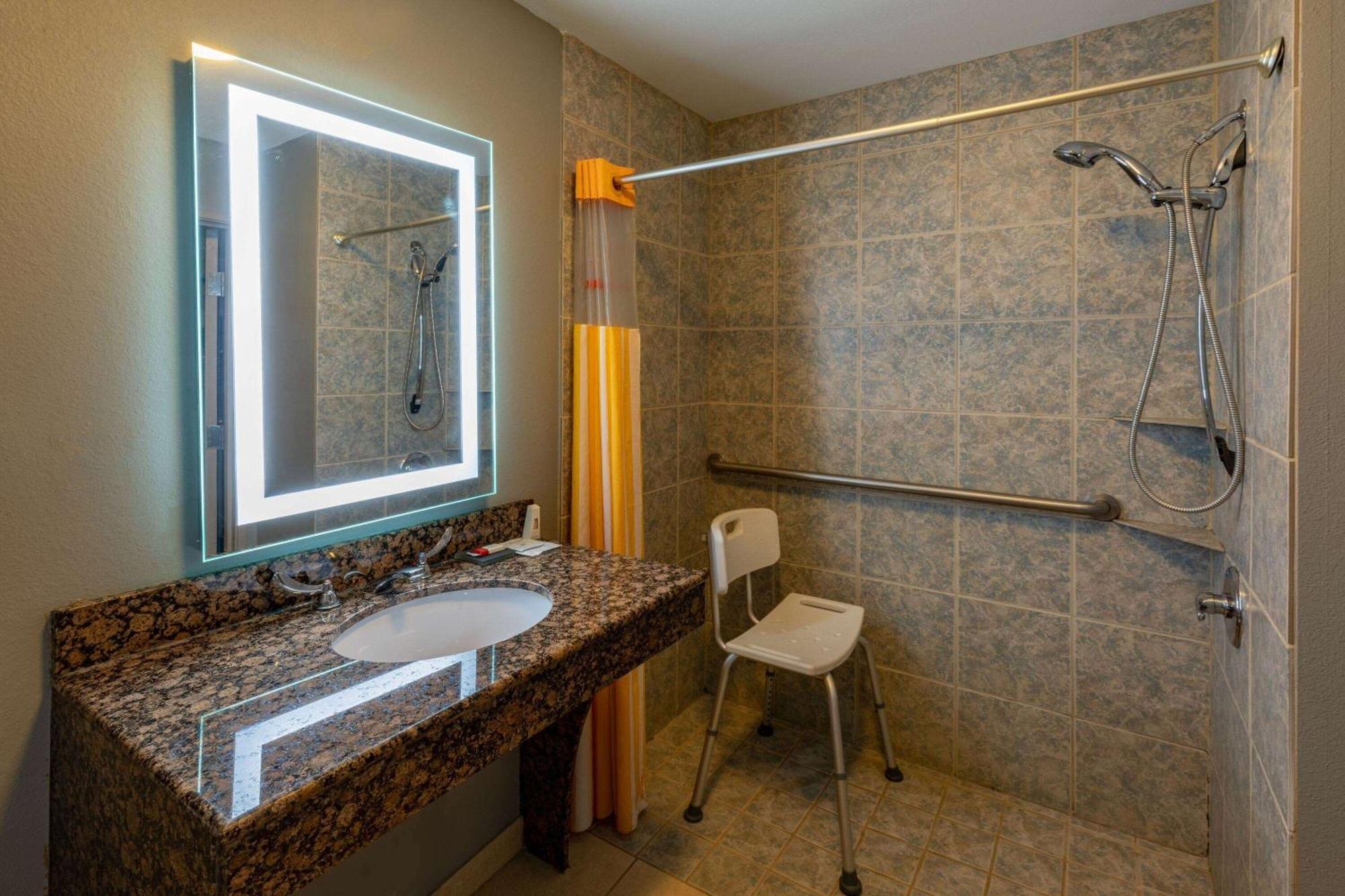 La Quinta By Wyndham Bridgeport Hotell Eksteriør bilde
